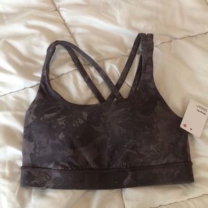 Never worn lululemon sports bra ❤️